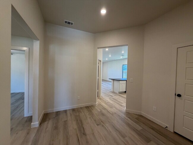 Foto del edificio - New Spacious 3 Bedroom Home with Luxury Primary Suite in Frenship ISD