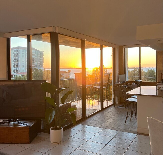 Building Photo - 2 bedroom/2 bath Condo with Waterviews and...