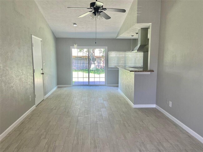 Foto del edificio - 635 Jeff Davis Dr