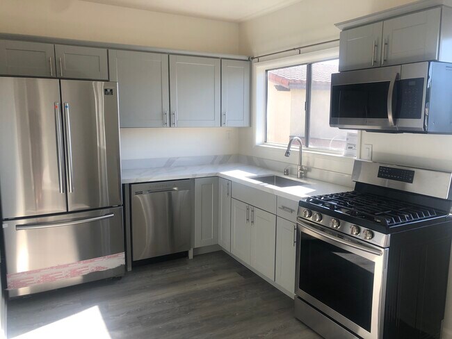 Cocina recientemente renovada - 2136 W Temple St