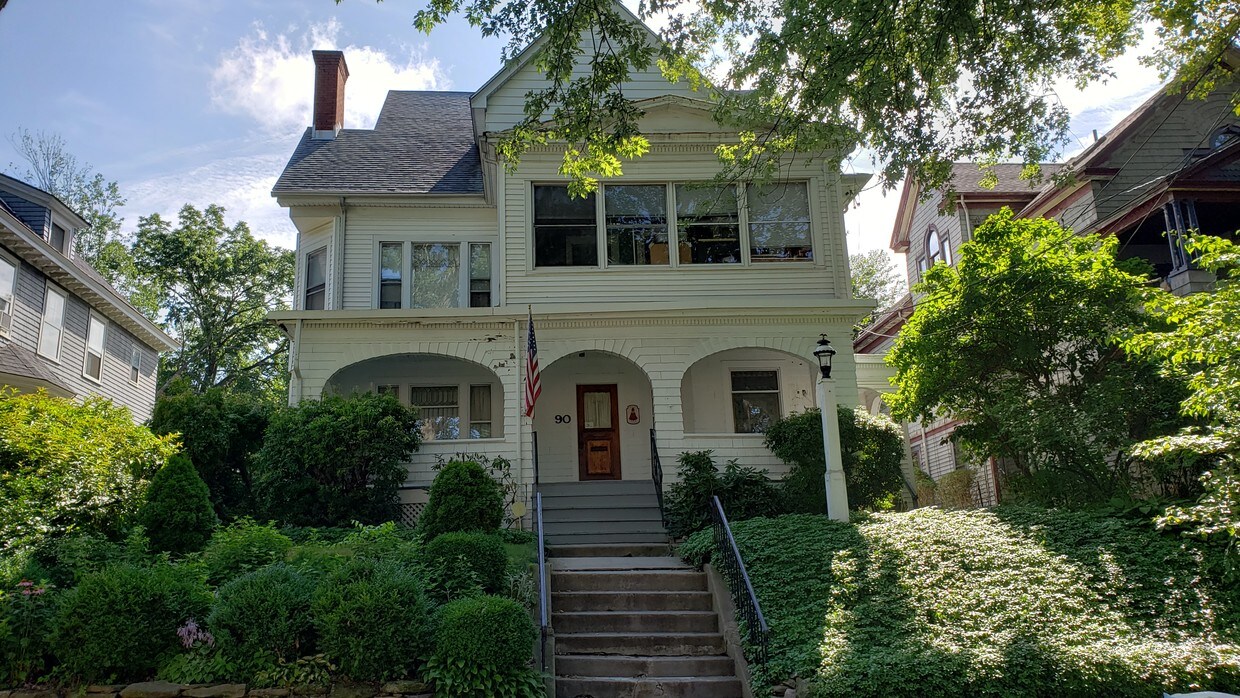 Primary Photo - 90 Evergreen Ave