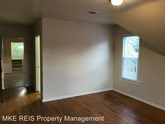 Foto del edificio - 3834 N Port Washington Rd