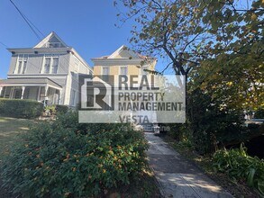 Building Photo - 384 Spring St