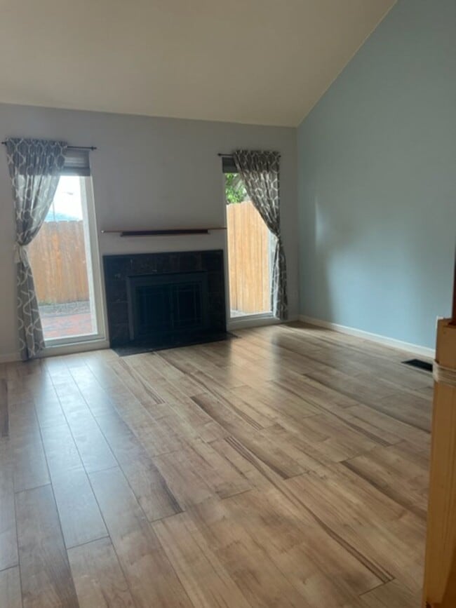 Foto del edificio - 3BD 2BA 2CAR Garage Townhouse located in L...