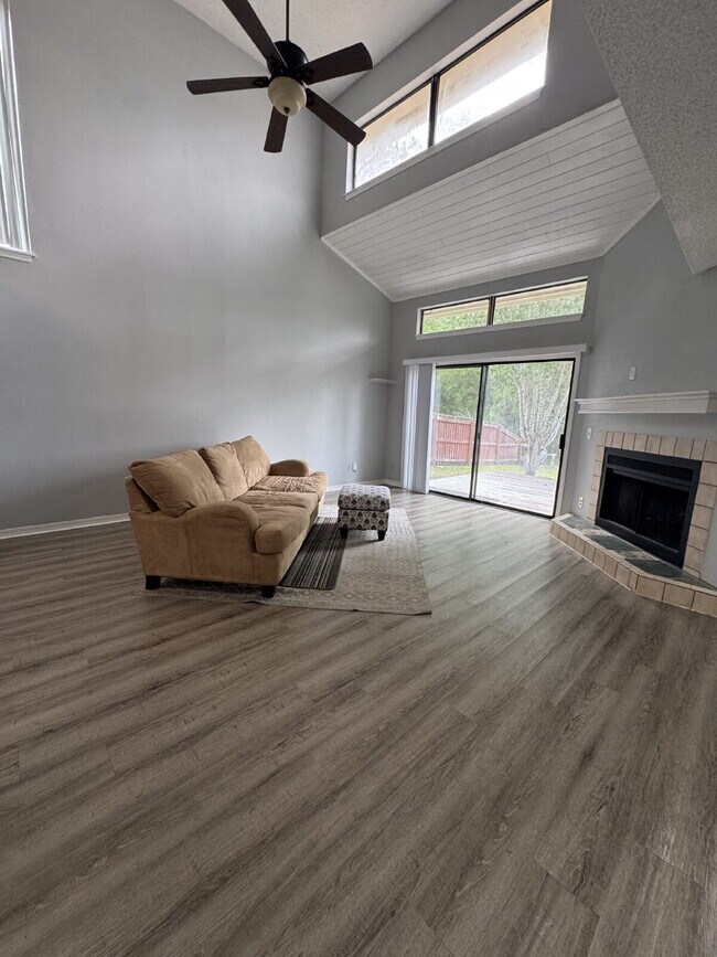 Building Photo - 2 bedroom 2.5 bath townhome with private d...