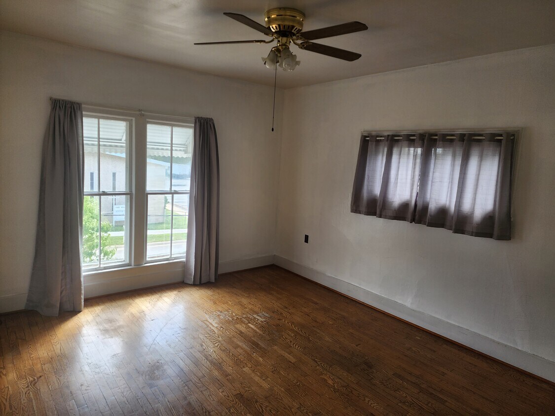 Primary Photo - 220 W Church St