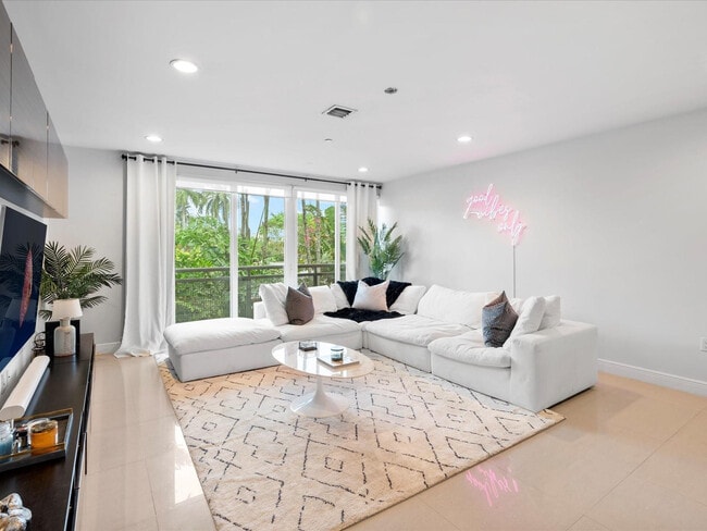 Foto del edificio - 832 NE 19th Ave