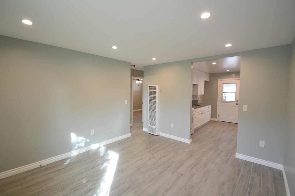 Living Room - 324 W Park St