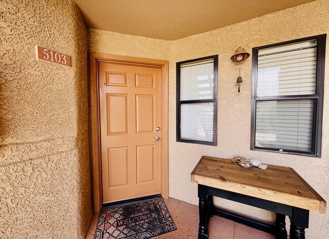 Building Photo - "Discover Modern Comfort: 2-Bed, 2-Bath Condo Tucsons Foothills “