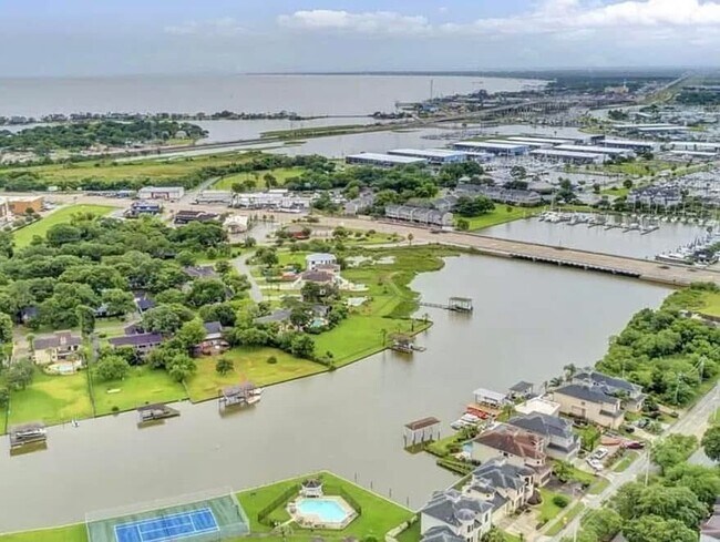 Foto del edificio - 1834 Lakeside Dr