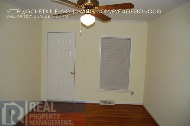 Foto del edificio - Fenced yard and powered workshop!