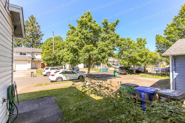 Building Photo - 12530 SE Taggart St