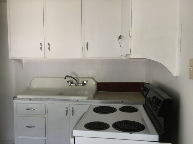 Kitchen - 719 East Fremont Street