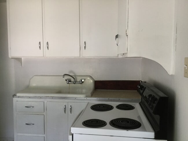 Kitchen - 719 East Fremont Street