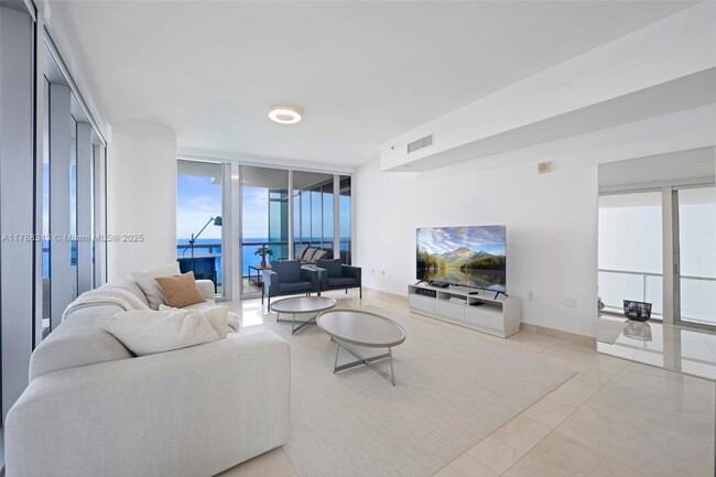 Foto del edificio - 17121 Collins Ave