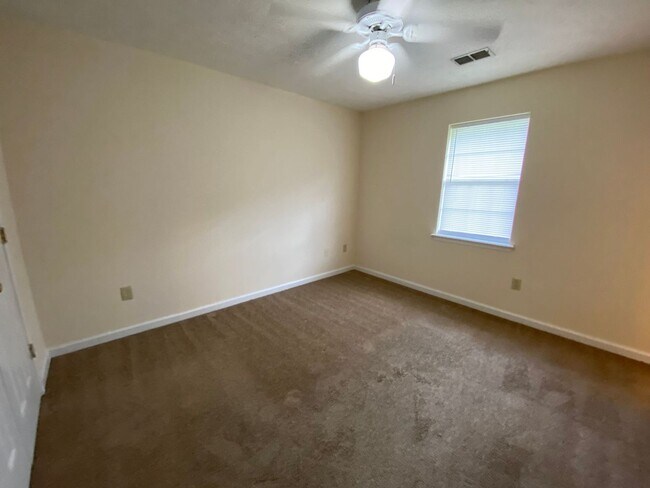 Foto del edificio - PRE-LEASING FOR AUGUST 2026!