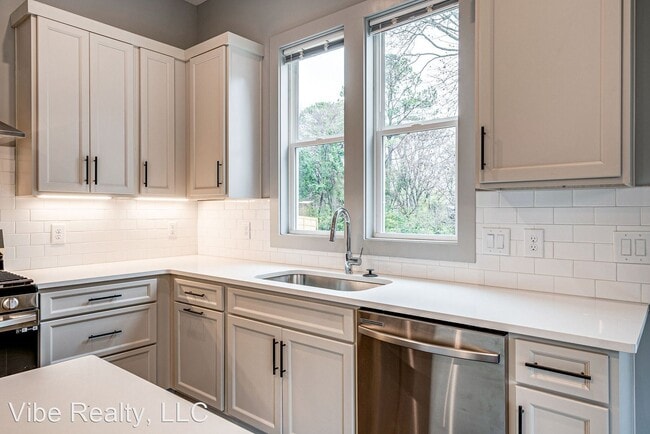 Building Photo - 4 br, 4 bath House - 3810 Chambers Dr