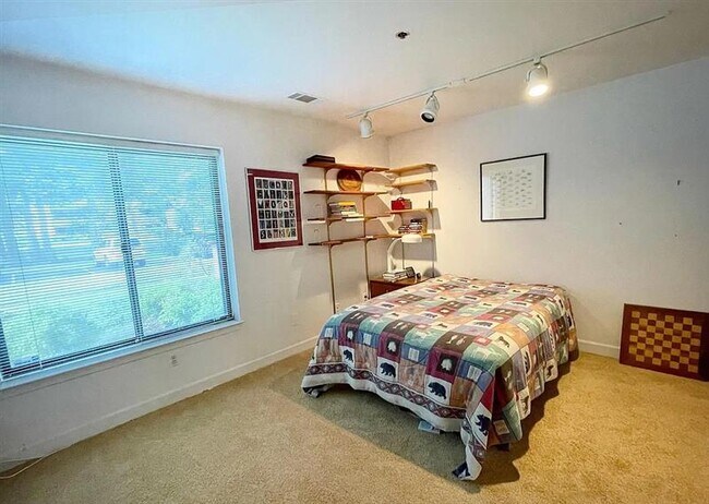 Building Photo - Well Maintained 2 Bedroom Condo Unit