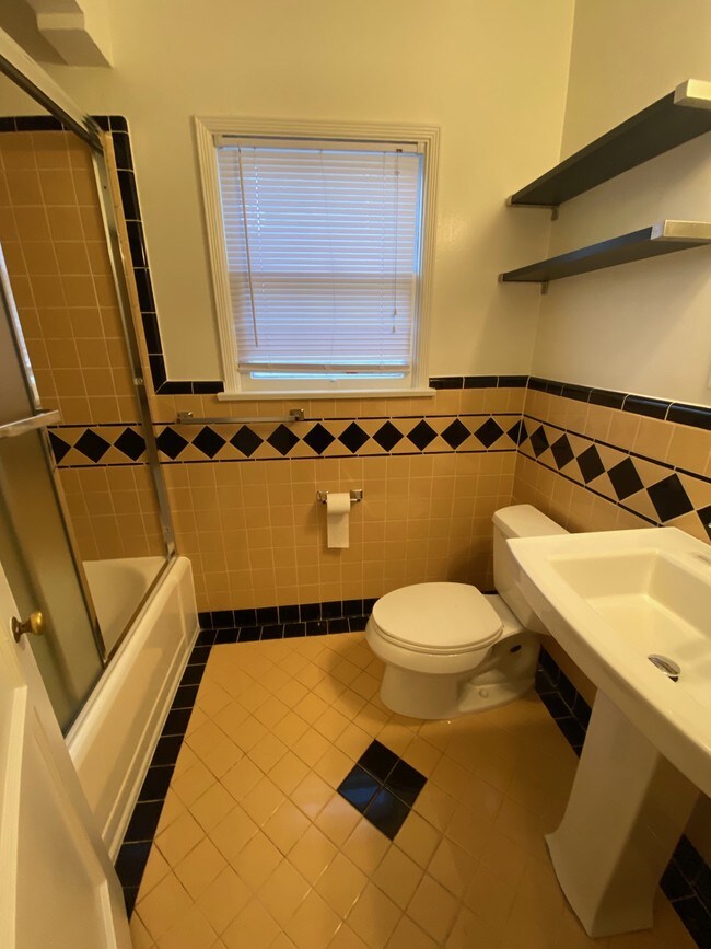 Bathroom - 815 N Detroit St