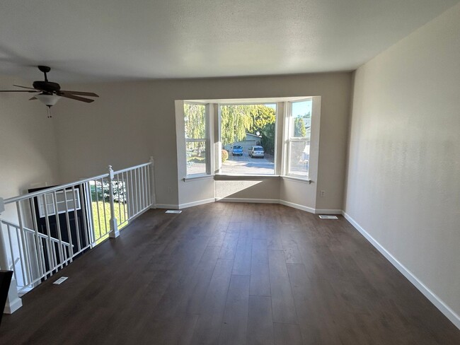Building Photo - Fabulous newly update 4 bedroom home