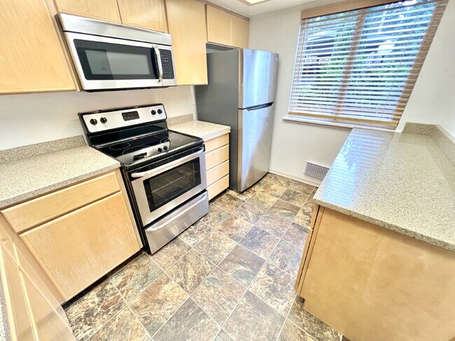 Foto del edificio - Beautiful Townhome For Rent in the Tranquil Chambers Bay