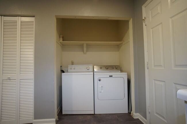 Building Photo - 4 bed/2 1/2 Bath. Undergrad. Pet Friendly