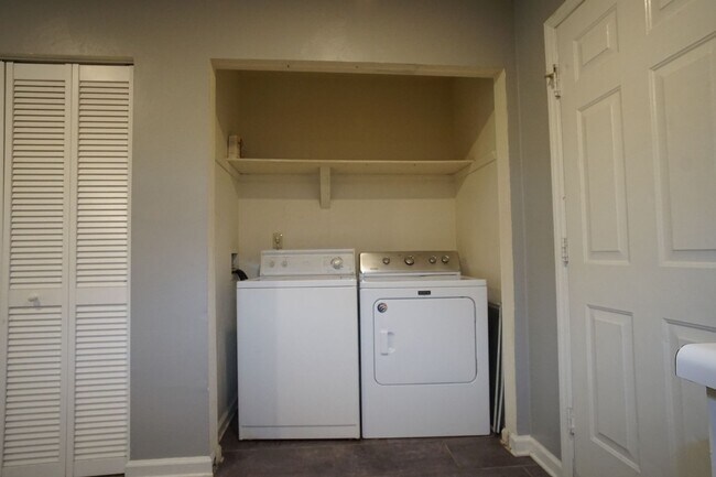 Foto del edificio - 4 bed/2 1/2 Bath. Undergrad. Pet Friendly