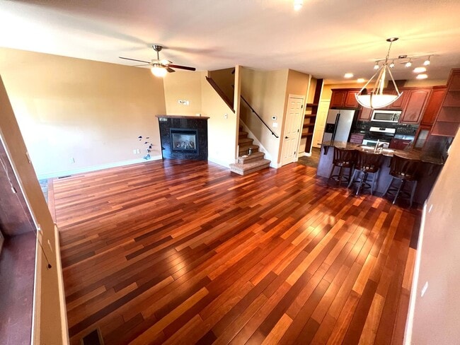 Building Photo - Beautiful 3 Bed 2.5 Bath Town House With A...