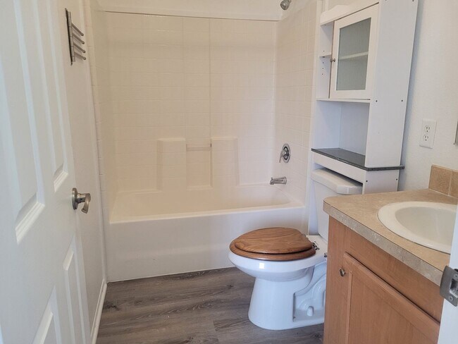 Foto del edificio - Cozy 2-Bed, 2-Bath Home with Mountain View...