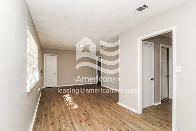 Building Photo - 2640 Greenfield Ave