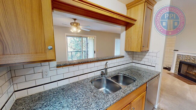 Foto del edificio - West Linn - Linnwood Heights, Stylish Condo, Gym, Pool & Hot Tub / Cable, W,S,G Included In The Rent