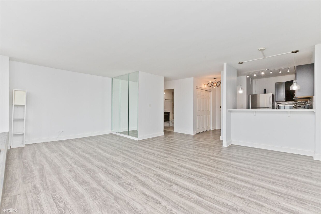 Primary Photo - Studio, 1 bath Condo - 5455 N Sheridan Rd ...