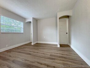Building Photo - 6720 SW 17th St