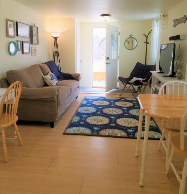 Building Photo - 305 B Alcove