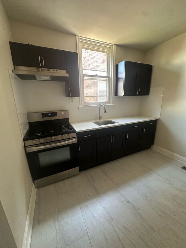 Building Photo - BRAND NEW 2 BEDROOM 1 BATH FIRST FLOOR APA...