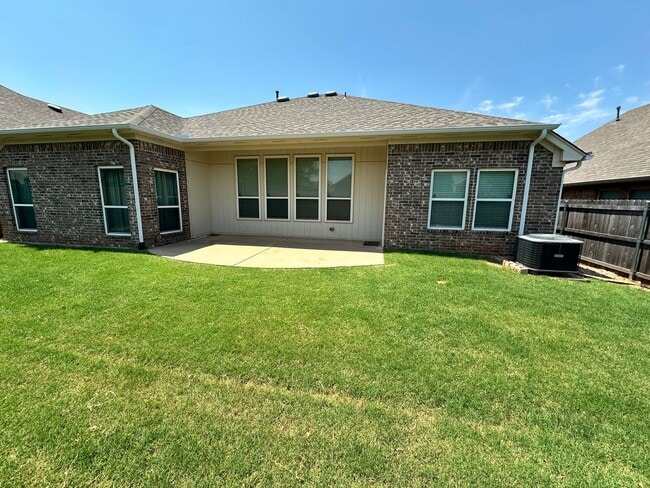 Building Photo - 4 bed 2 bath in Edmond