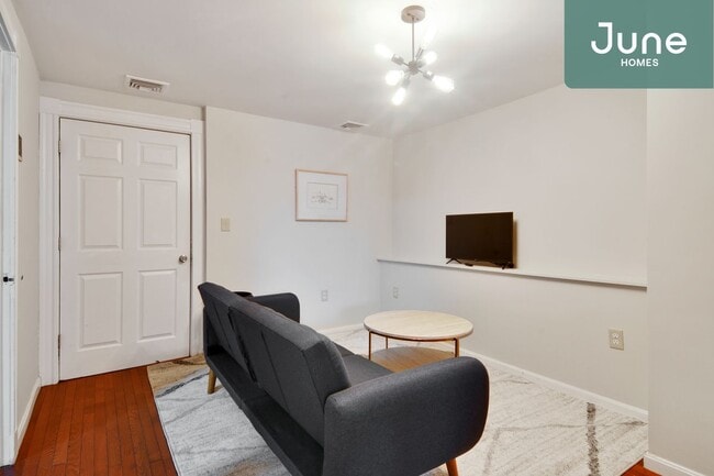 Building Photo - ROOM ONLY in 7-bed/2.0-bath Home