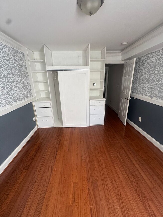 Building Photo - Spacious 4 Bed / 3 Bath Townhome in the He...