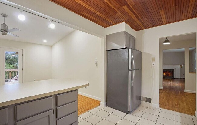 Foto del edificio - 7824 Ridgewood Dr