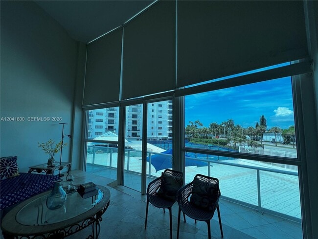 Foto del edificio - 5445 Collins Ave