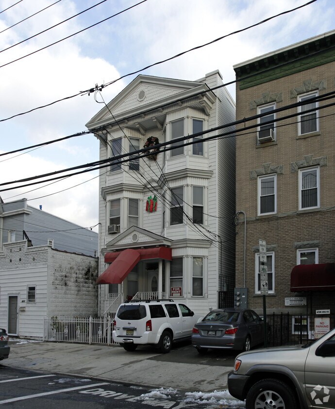 Primary Photo - 4516 Hudson Ave