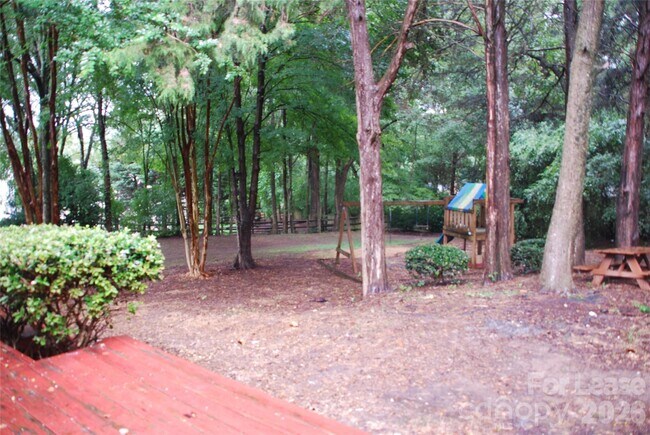 Foto del edificio - 733 Meadow Lake Dr