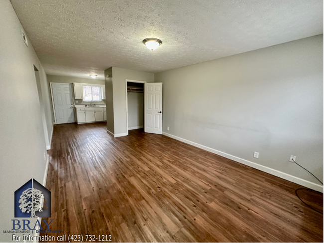 Building Photo - One-Level Living in a tree lined community