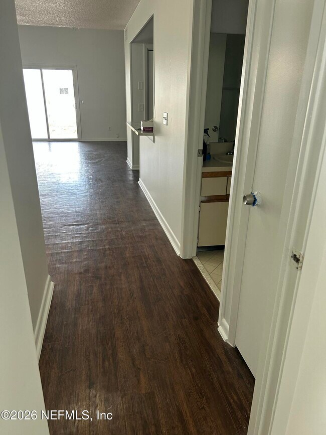 Foto del edificio - 8357 Century Point Dr N