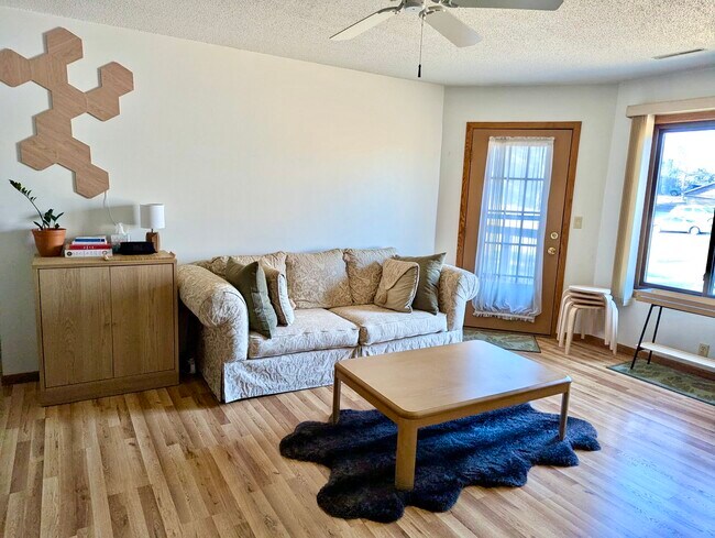 Foto del edificio - 2050 Holiday Rd