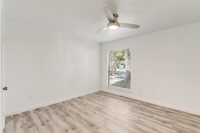 Foto del edificio - 2124 Burton Dr