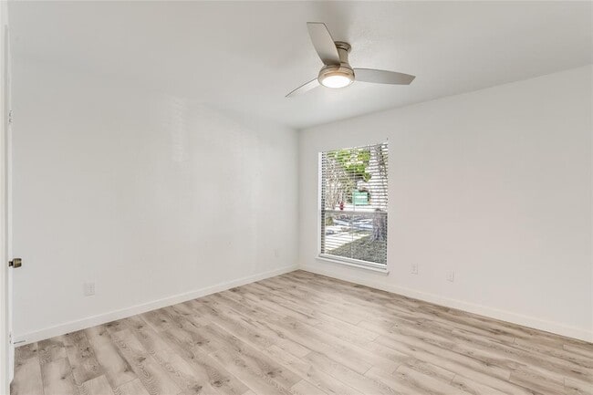 Building Photo - 2124 Burton Dr