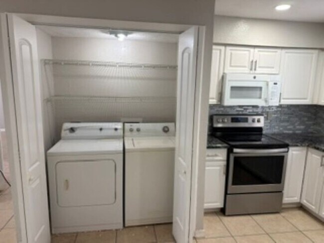 Foto del edificio - 9428 N 50th St