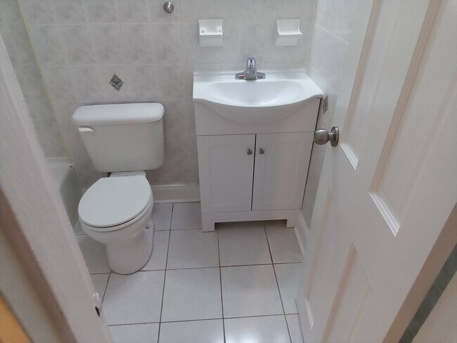 Foto del edificio - 1464 E 102nd St