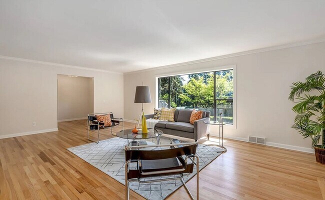 Foto del edificio - Updated Lake Oswego Home Overlook Country ...